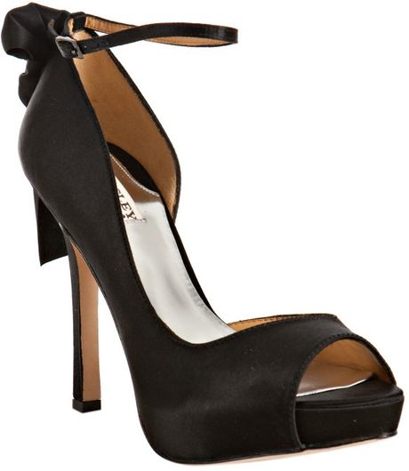 badgley mischka platform pumps
