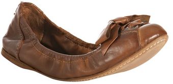  Coconut Distressed Leather Zip-back Bow Flats 