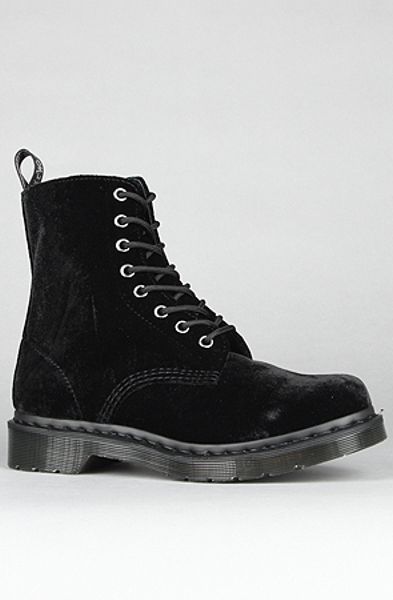 Dr. Martens The Page 8eye Boot in Black Velvet in Black - Lyst