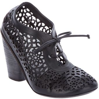  Laced Shoe 