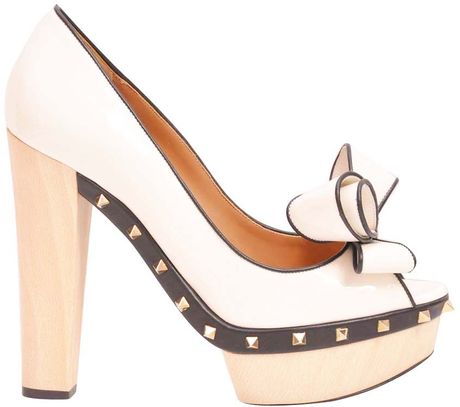 Valentino Rockstud Decolletté Open Toe in Beige - Lyst