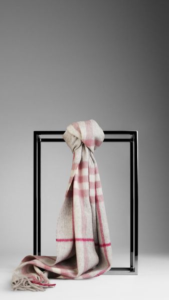Burberry Giant Check Cashmere Scarf in Pink (blossom check) - Lyst