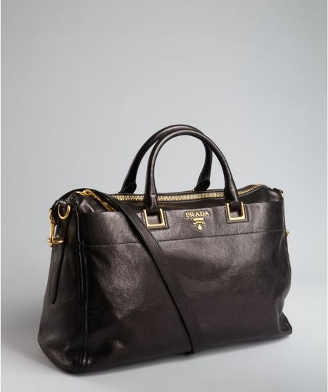 Prada Leather Logo Messenger Crossbody Bag in Black | Lyst