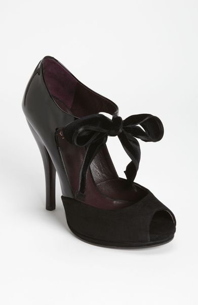 Gucci Velvet Ribbon Open Toe Pump in Black - Lyst