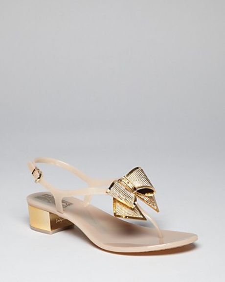 Ferragamo Thong Sandals Sunshine Mid Heel in Gold (nero gellato ...
