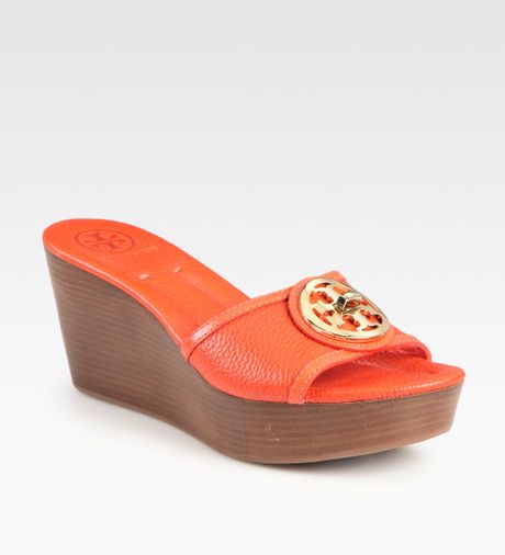Tory Burch Selma Leather Logo Wedge Sandals in Red | Lyst