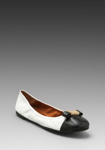 Marc By Marc Jacobs Tuxedo Logo Plaque Nappa Soft Ballerina Flat in White - Lyst