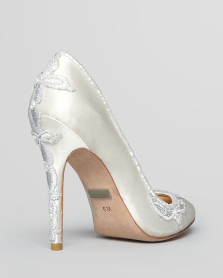 badgley mischka pointed toe shoes