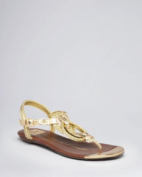 Dolce Vita Dv Thong Sandals Agnyss Flat in Gold | Lyst
