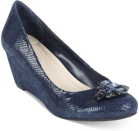 bcbg blue pumps