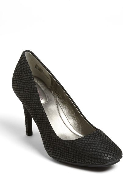 me too black pumps
