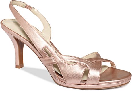 Naturalizer Sandals in Gold (Copper Luster) | Lyst