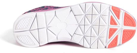 nike training free tr 8 sneakers in white with pink swoosh