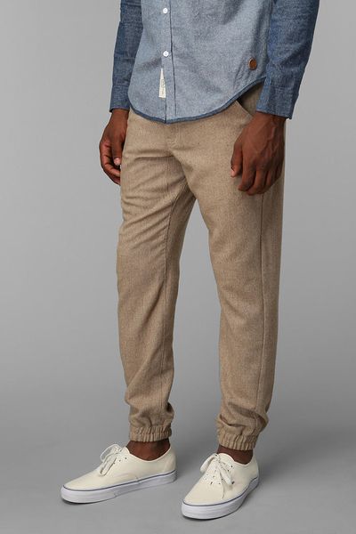 men's outfits with khaki joggers