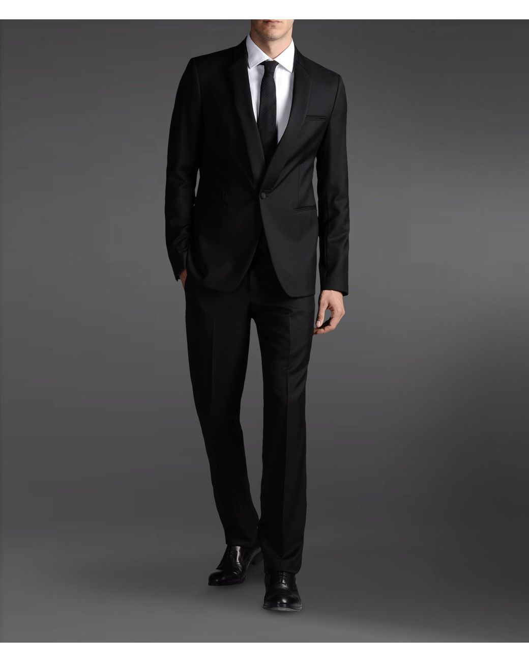 Descubrir 46+ imagen giorgio armani black suit - Viaterra.mx