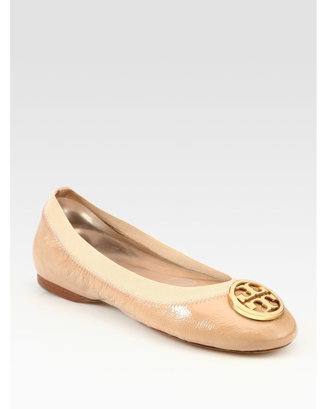 Tory Burch Caroline Patent Leather Logo Ballet Flats in Natural | Lyst