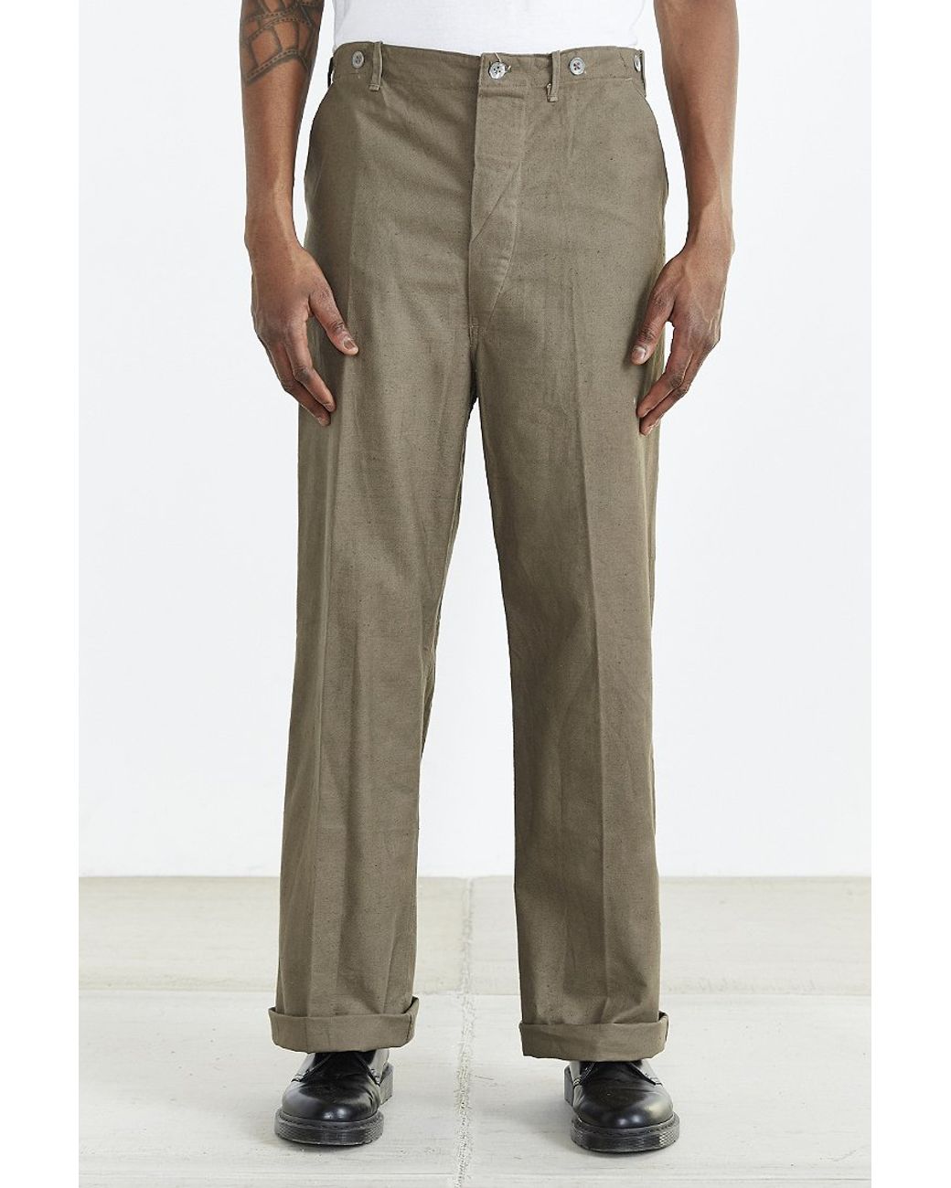 Buckle outlet back pants