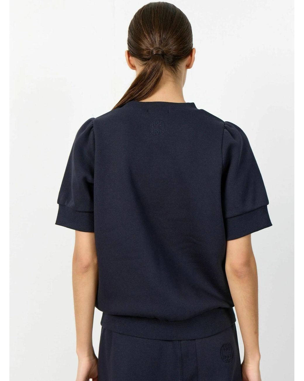 Levete Room Black T-Shirt Lr-Nuka 19