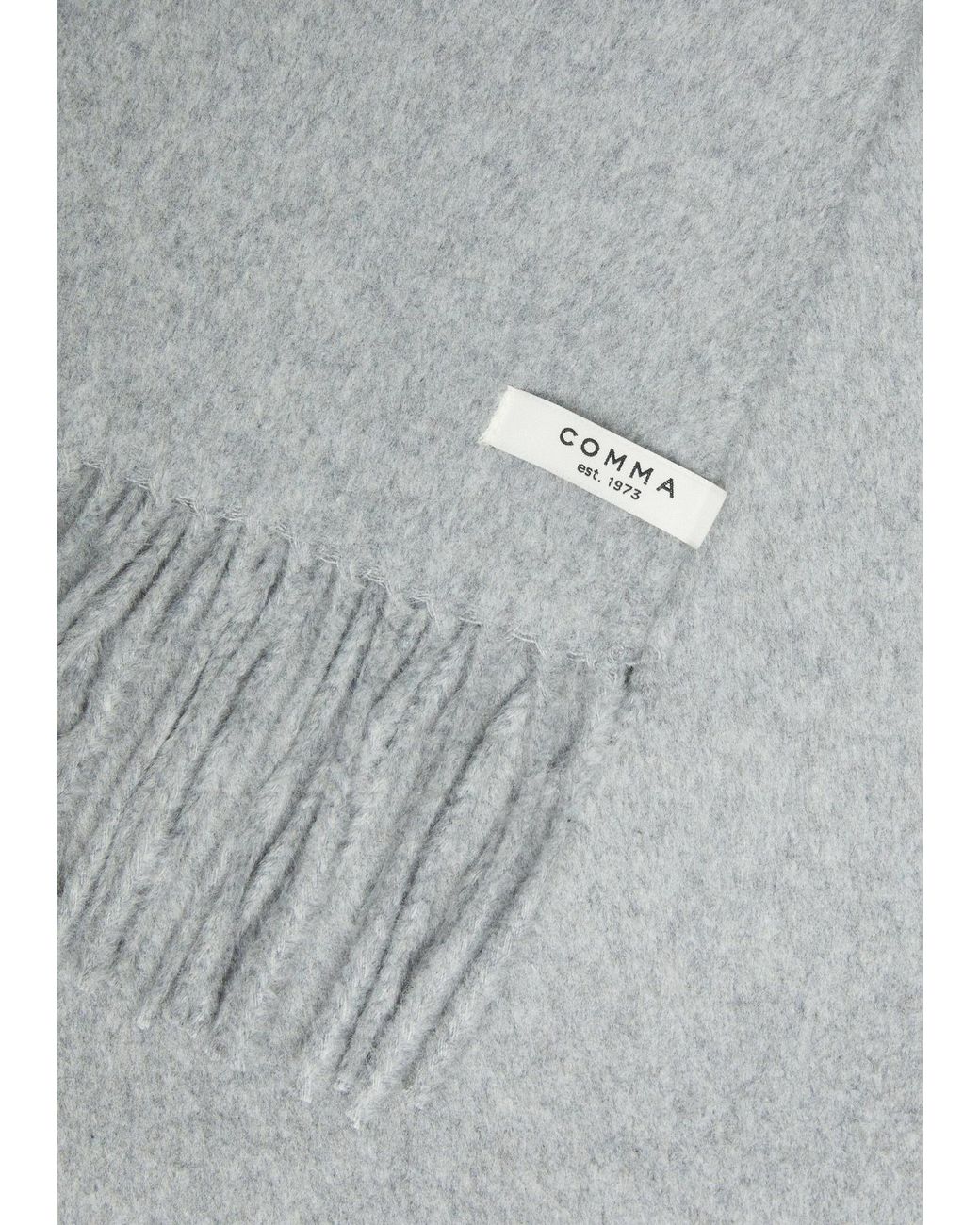 Comma, Gray Schal