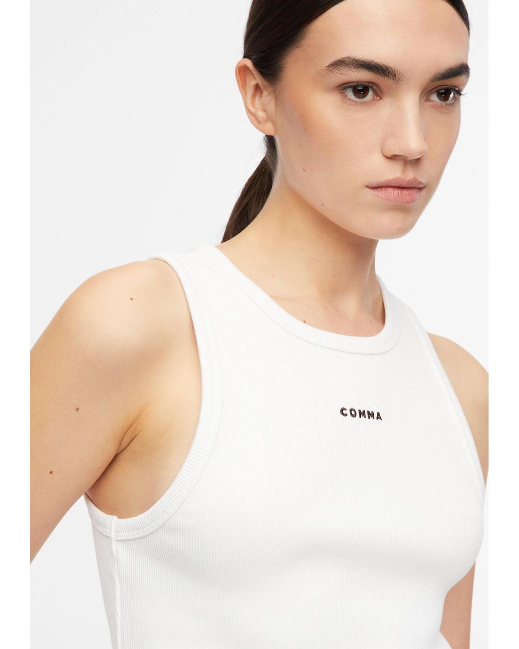 Comma, White Top
