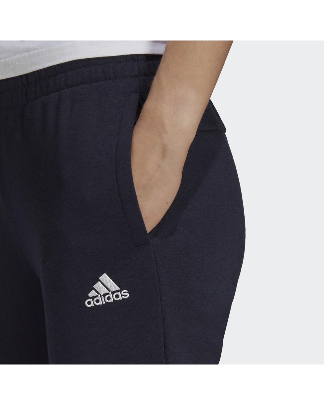 adidas Essentials Fleece Tapered Cuff 3-Stripes Broek - grijs | adidas  Belgium