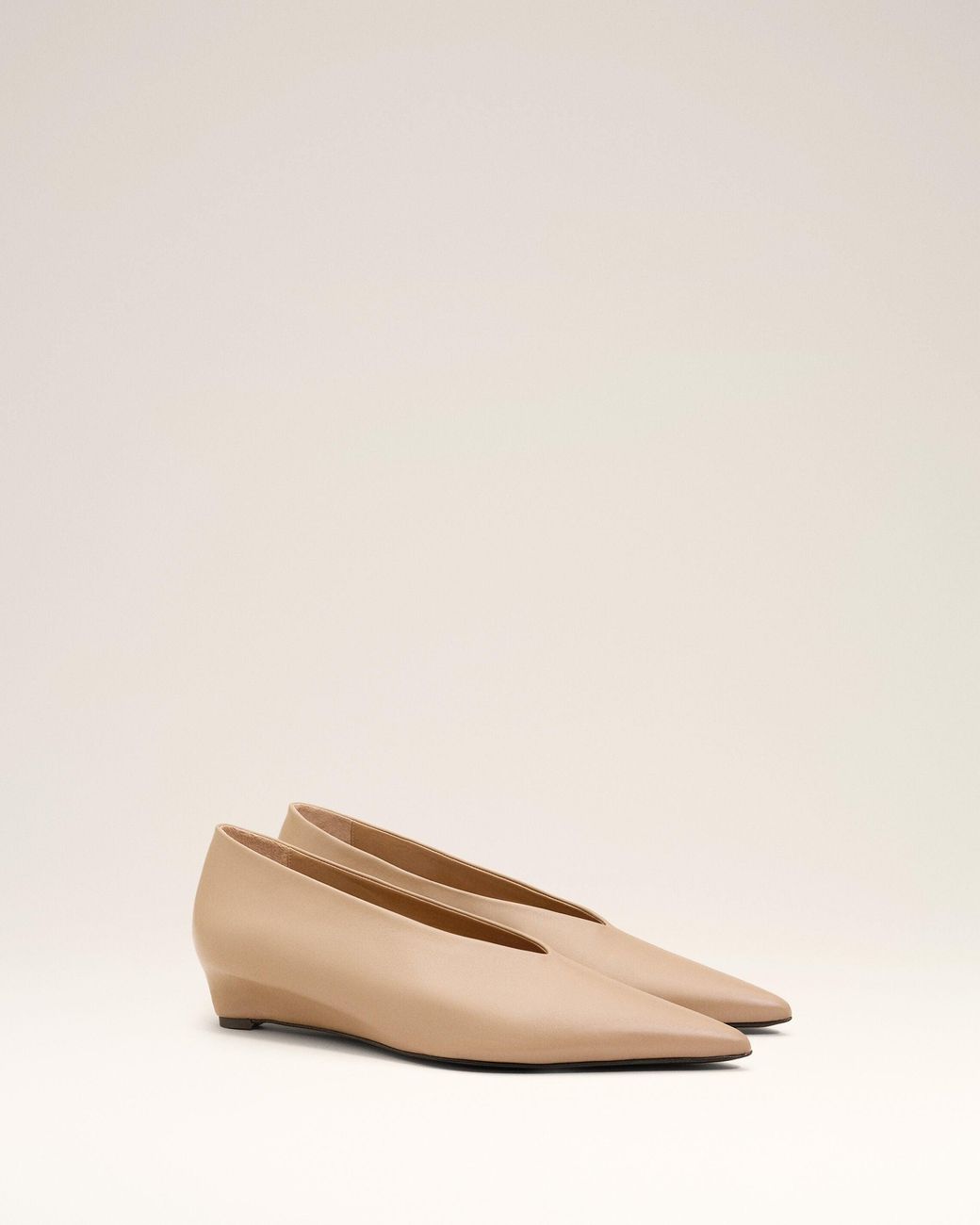 AMI Natural Lamb Leather Pointed Toe Wedge Pump