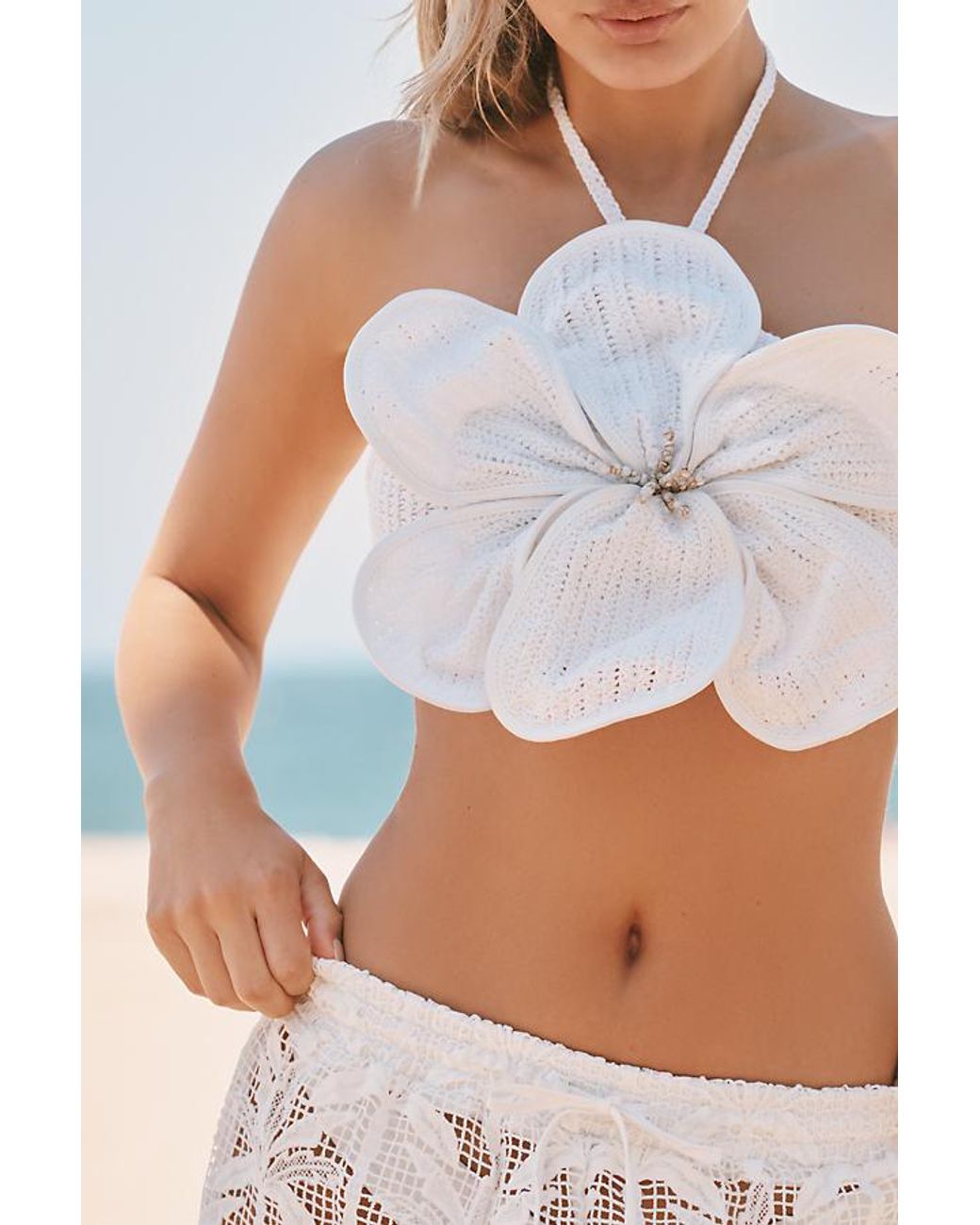 BLITHE White 3D Flower Top
