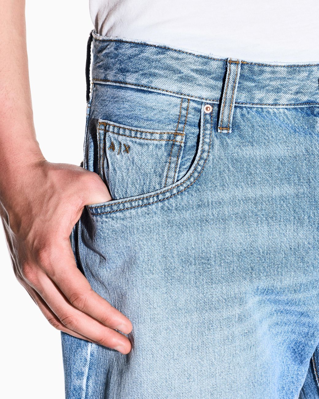 ARMANI EXCHANGE Blue Loose Tapered Fit 5 Pockets Denim Pant for men