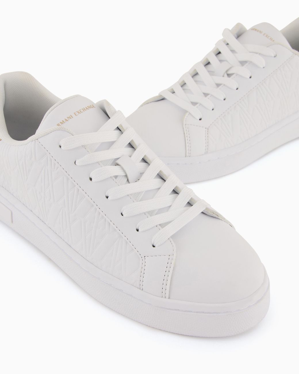 ARMANI EXCHANGE White Low-Top Sneakers With Embossed Pattern And Contrast Heel