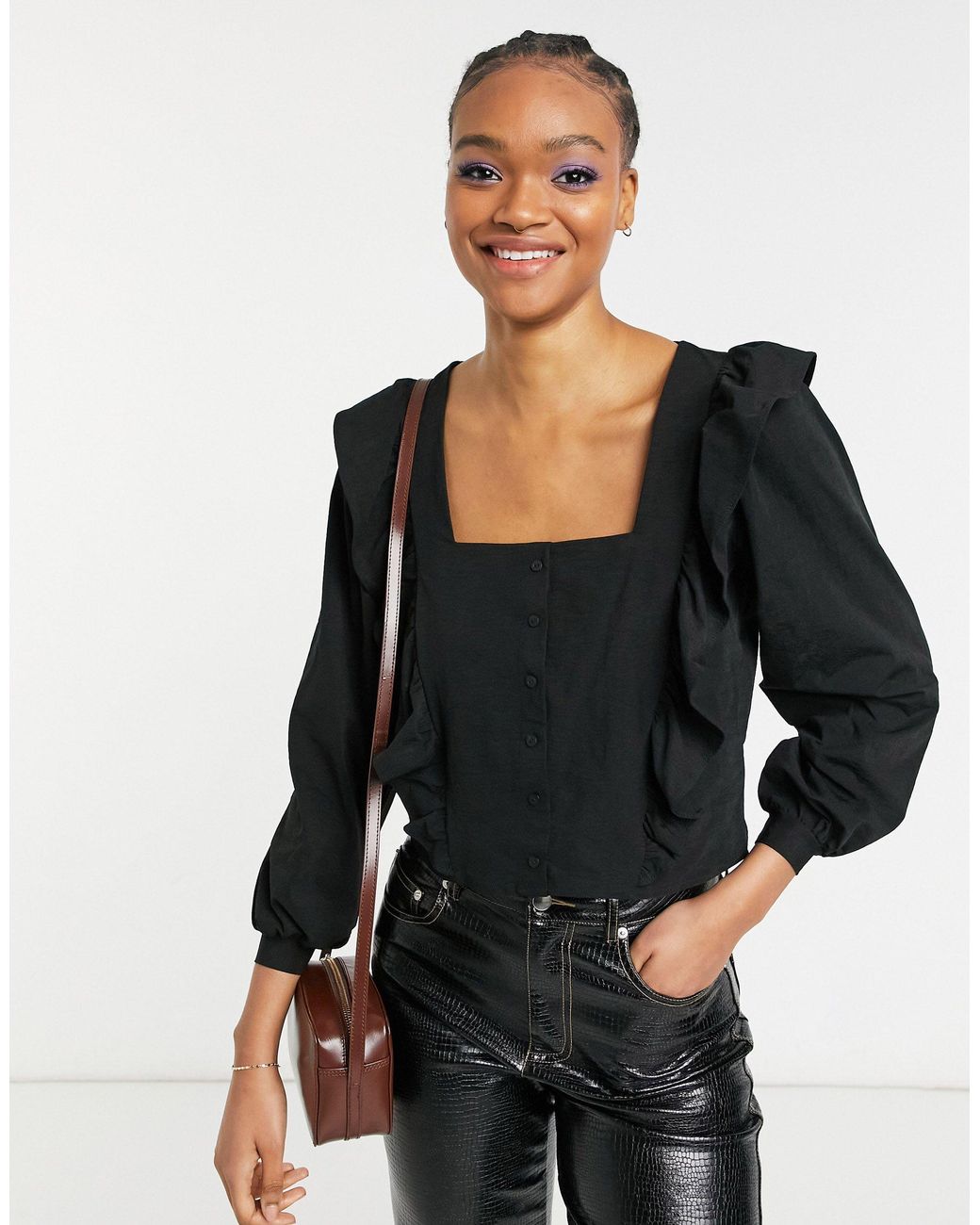 Blusa negra online volantes
