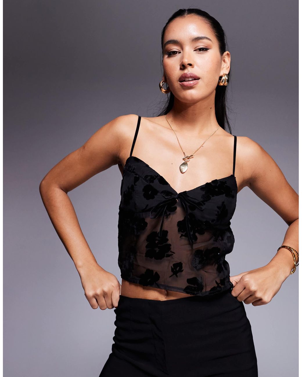 Princess Polly Black – numb – camisole-oberteil aus netzstoff mit em blumenmuster, v-ausschnitt und bindedetail vorne