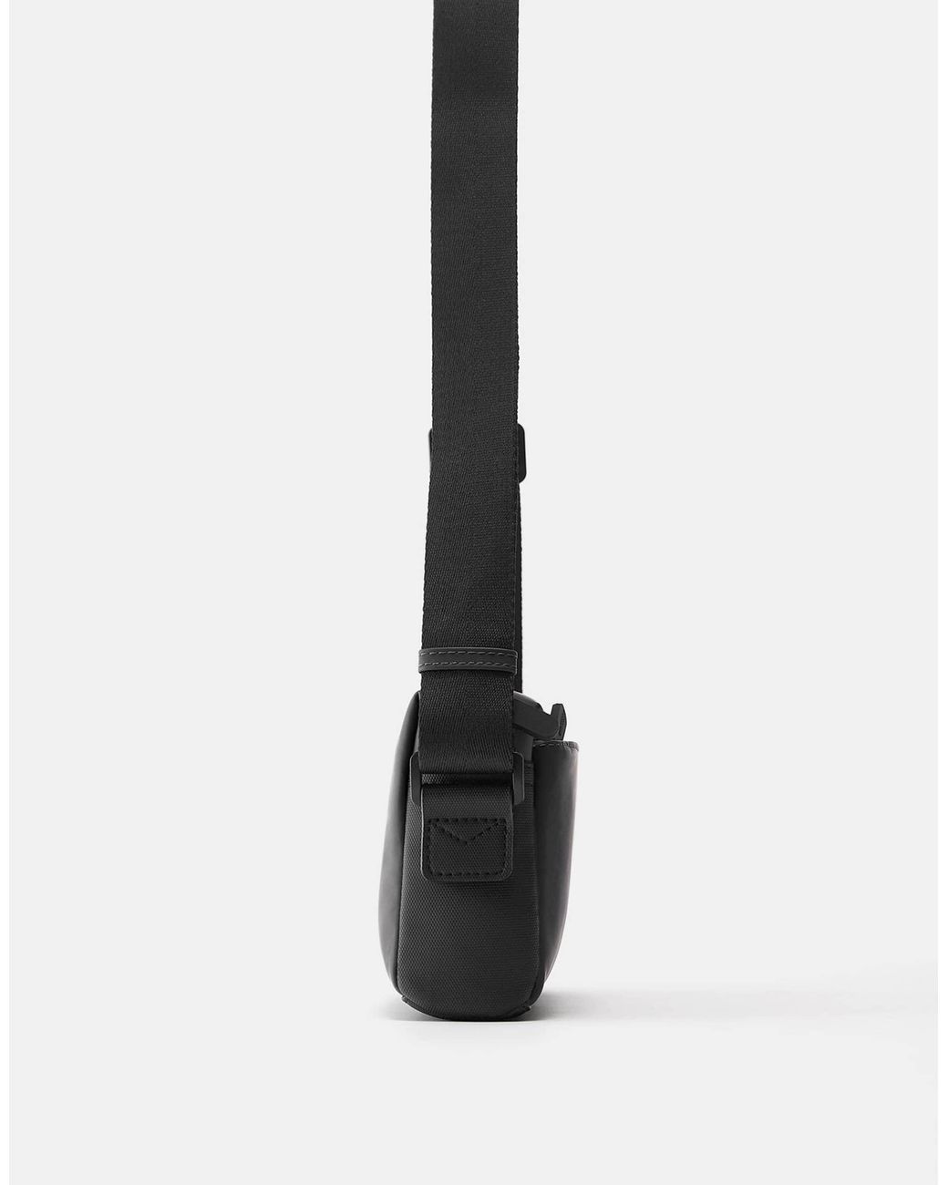 Pull&Bear – gummierte umhängetasche in Black für Herren