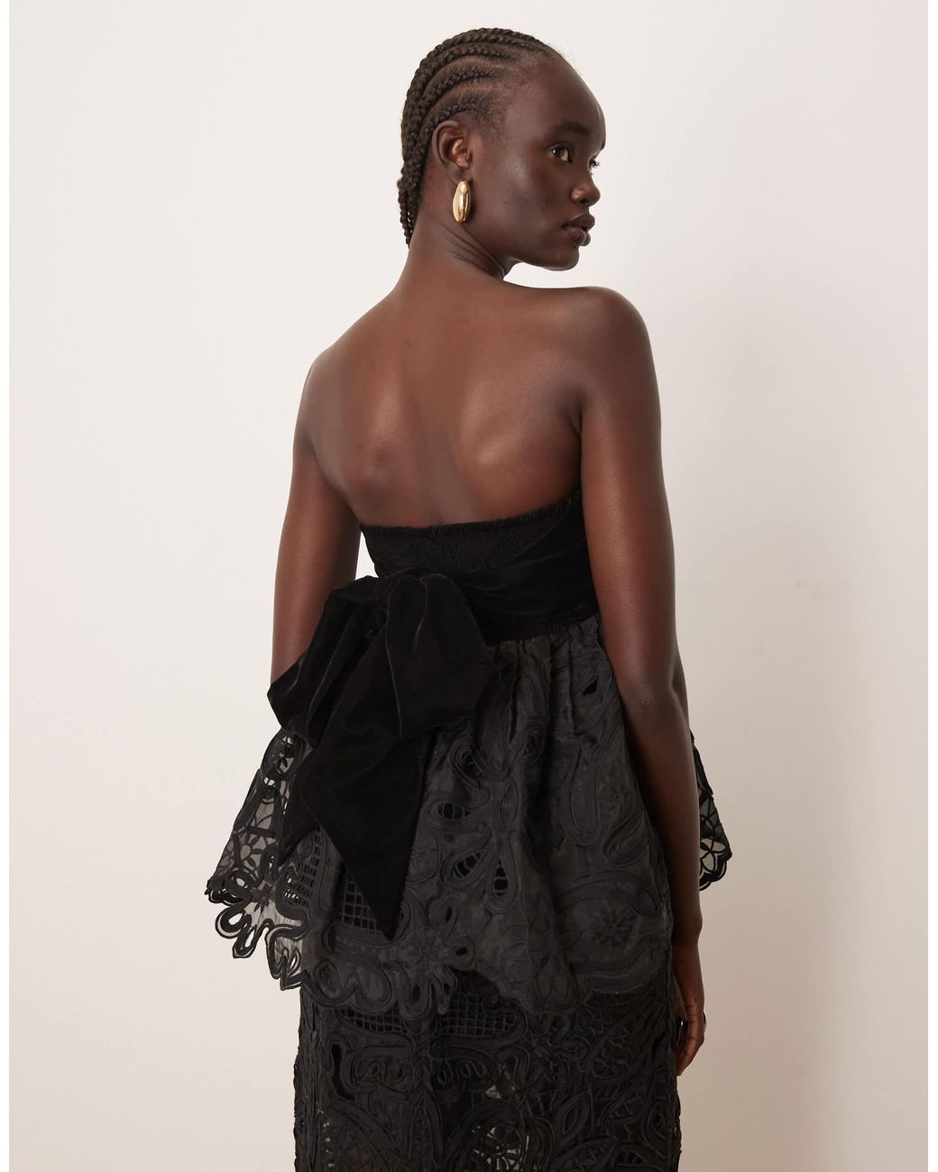 ARRANGE Natural – schulterfreies oberteil aus samt und geblümter cornelli-spitze