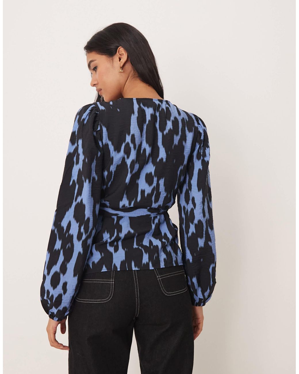 Jdy Blue – wickelbluse mit blau-em, abstraktem muster