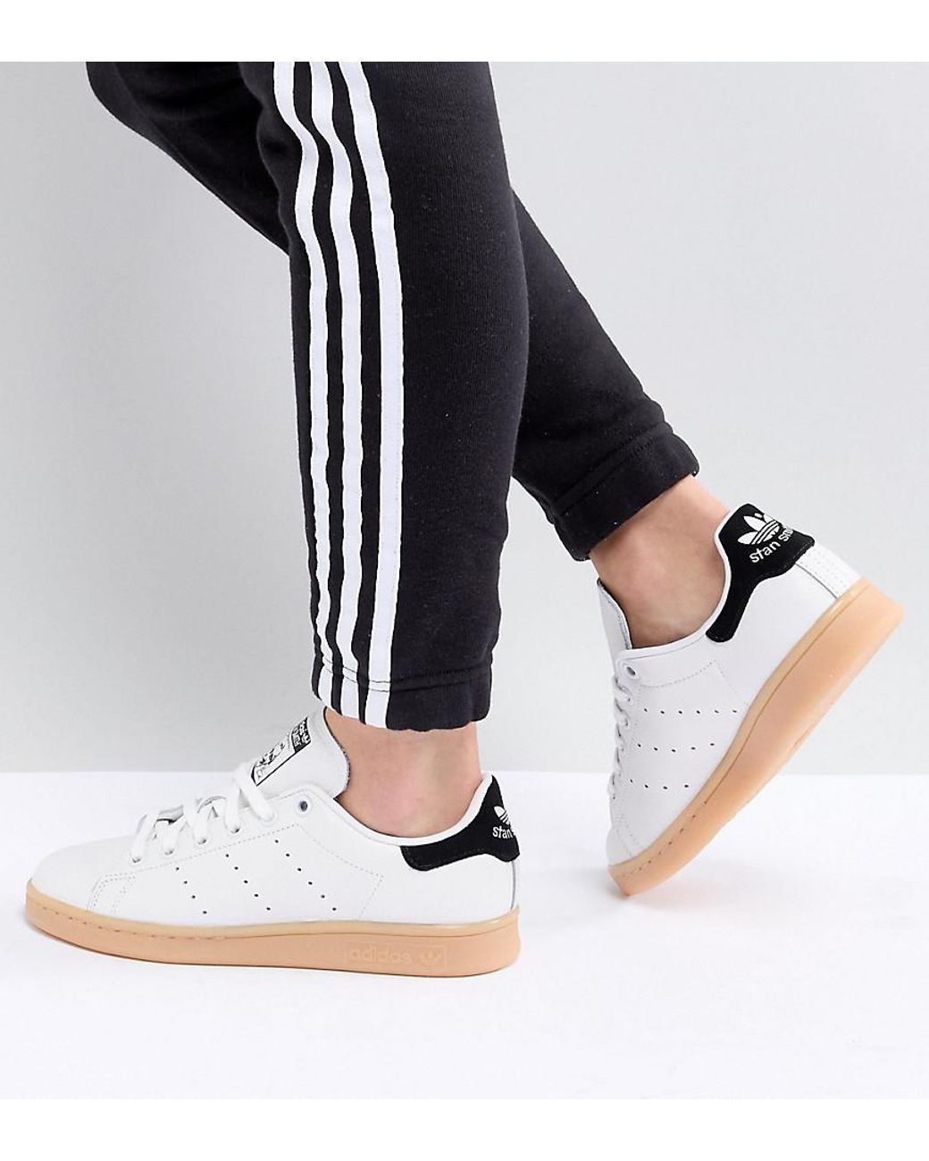 adidas Originals Stan Smith Sneakers Off White With Gum Sole in Gray | Lyst