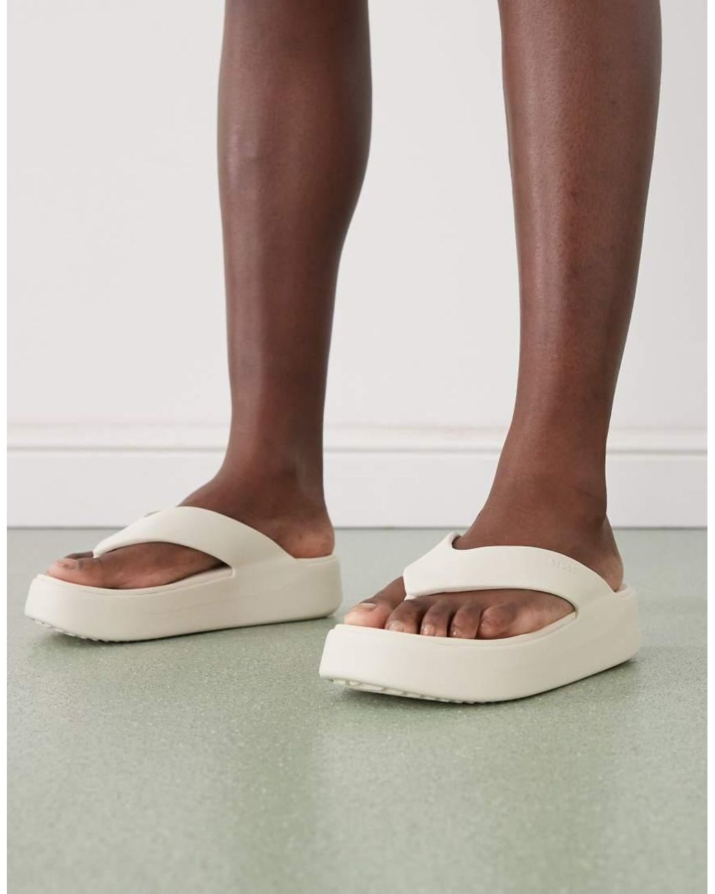 CROCSTM Green Getaway Platform Thongs