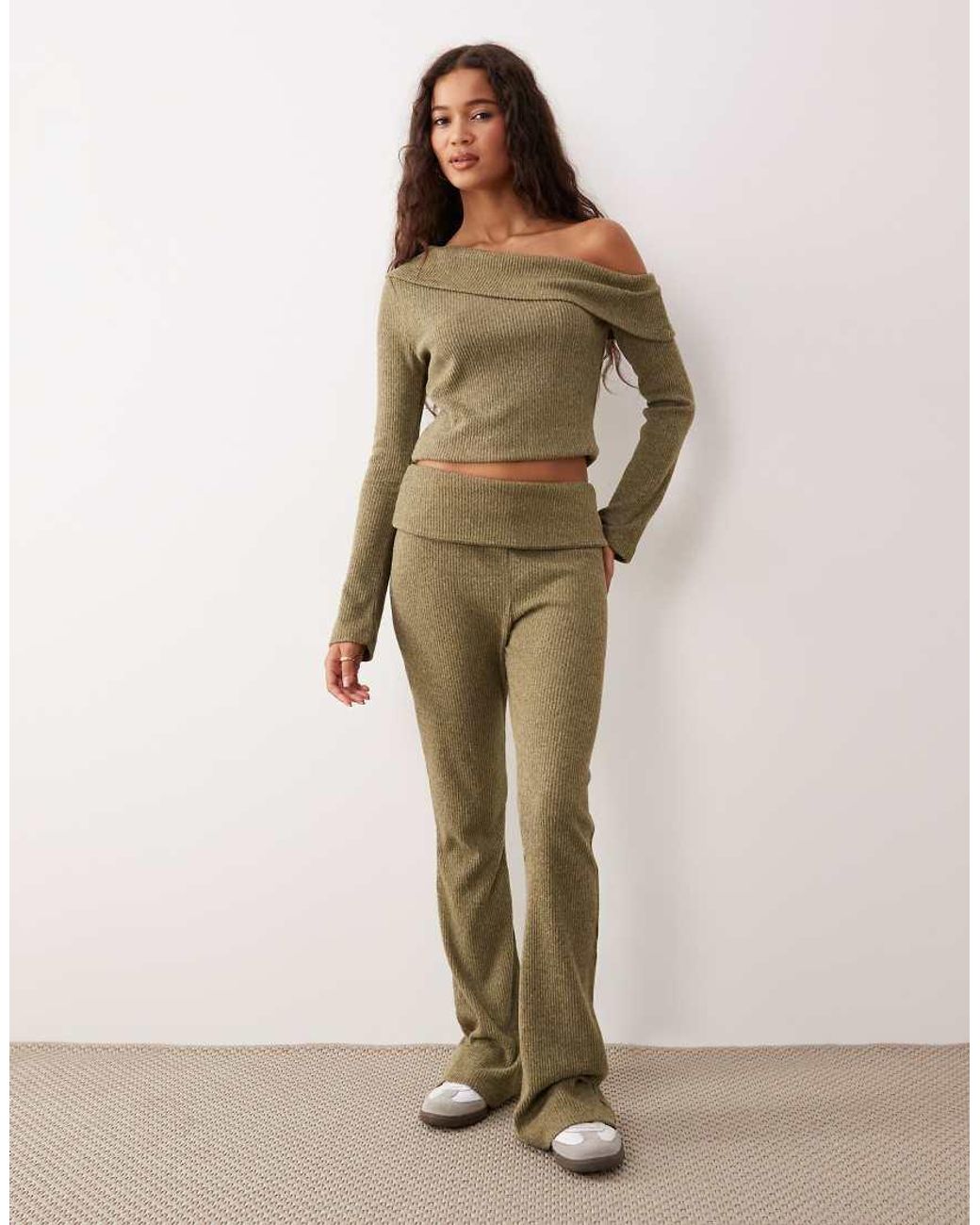 ASOS Superzachte Geborstelde Geribbelde Top Met Lange Mouwen En Blote Schouder in het Green
