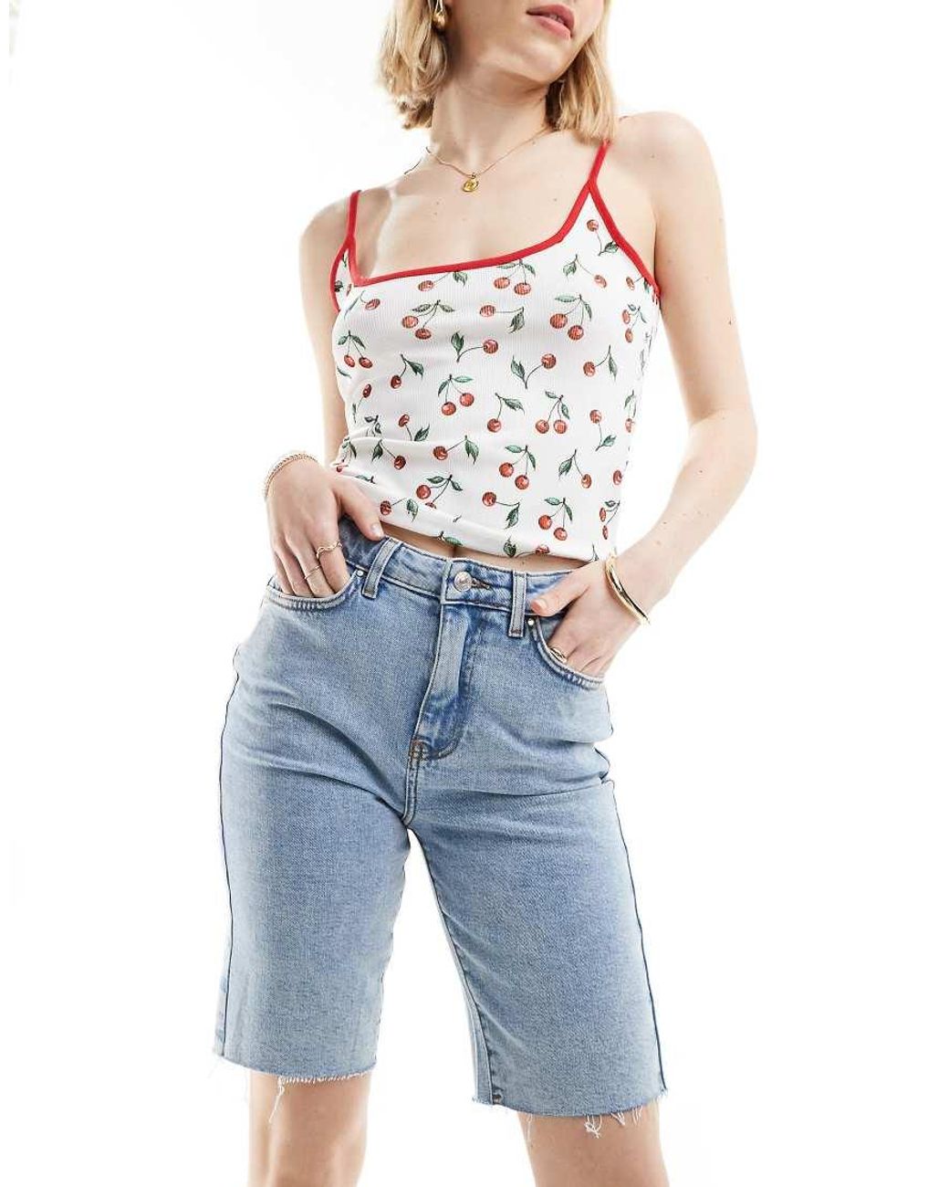 Pantalones Cortos Vaqueros De Corte Alargado Y Talle Medio Con Lavado Azul Claro Y Bajos Sin Rematar Emily De ONLY de color Blue