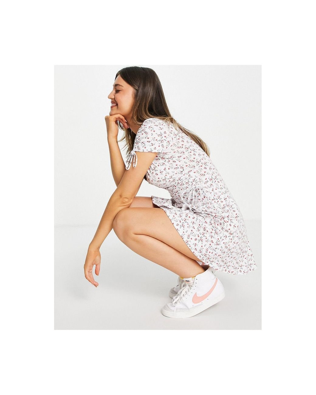 Vestido blanco con cuello ancho y estampado floral Hollister de color Blanco  | Lyst