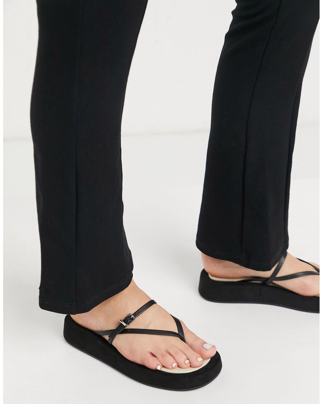 ASOS Fateful Chunky Flip Flop Sandals in Black | Lyst