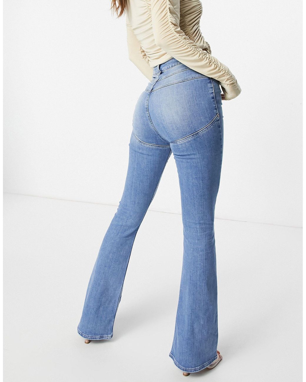 Jeans a zampa modellanti elasticizzati azzurri di ASOS in Blu | Lyst
