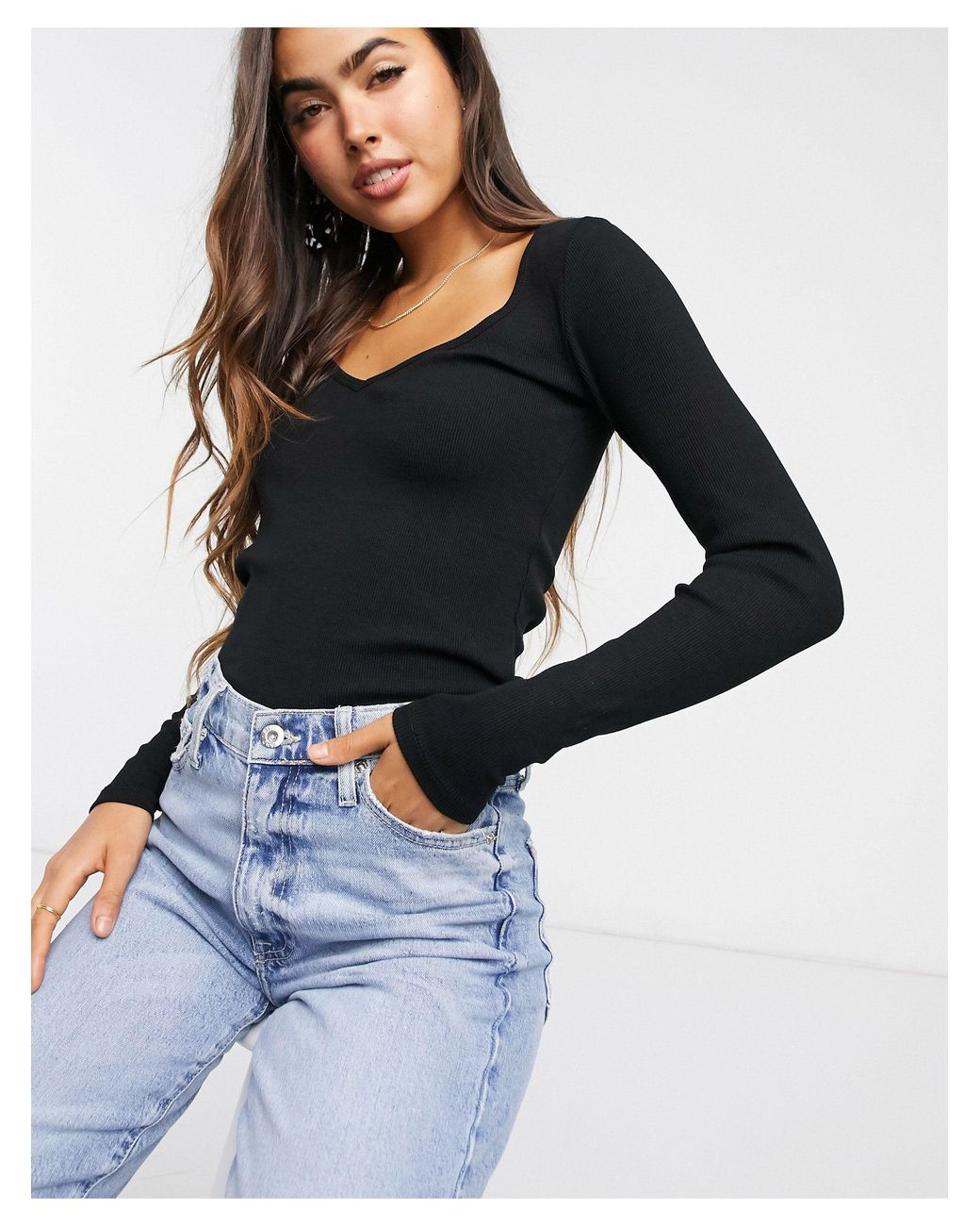 Top de manga larga de canalé con cuello de pico en negro de Stradivarius de  color Negro | Lyst