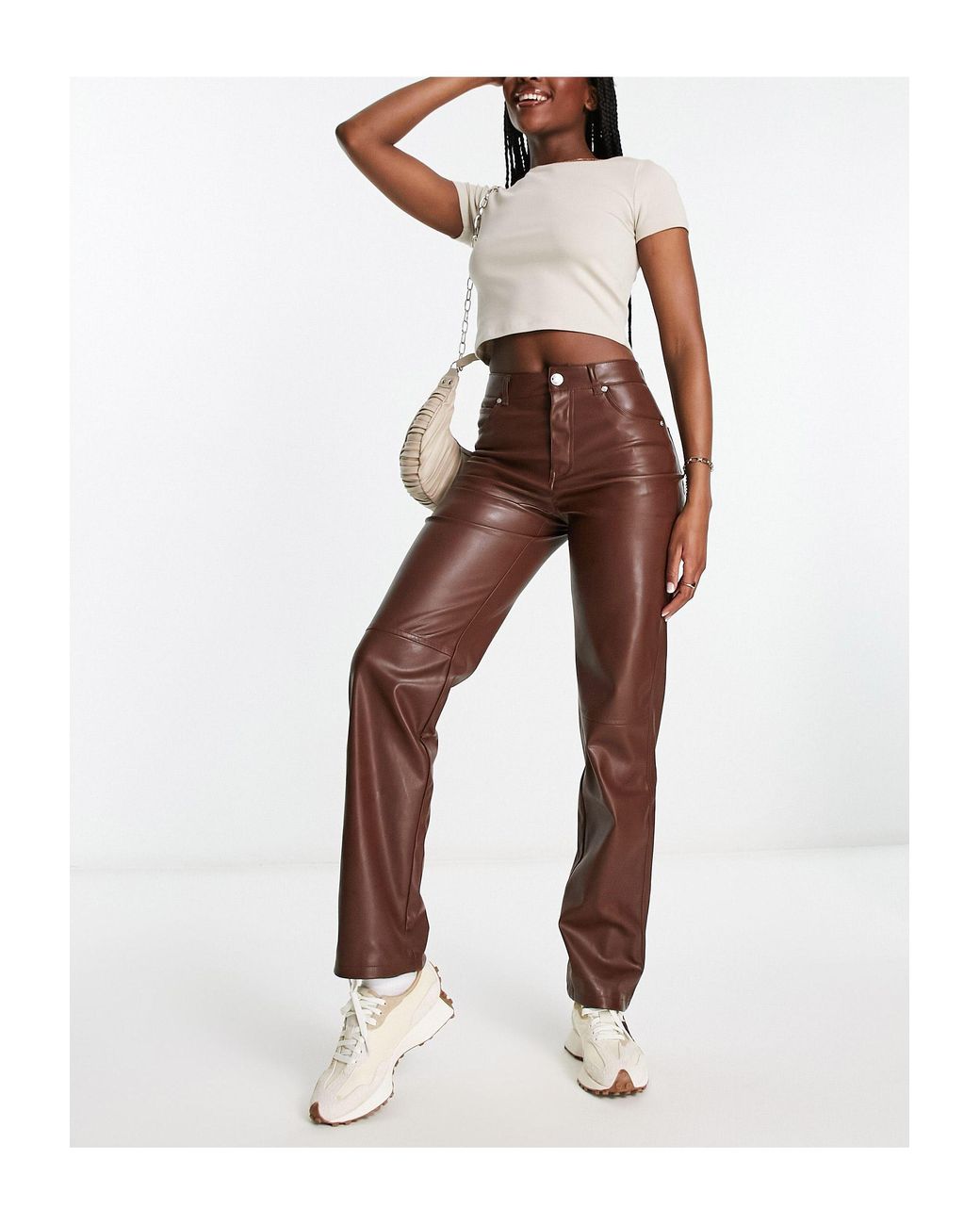 Pantalon droit en imitation cuir - marron Bershka en coloris Blanc | Lyst