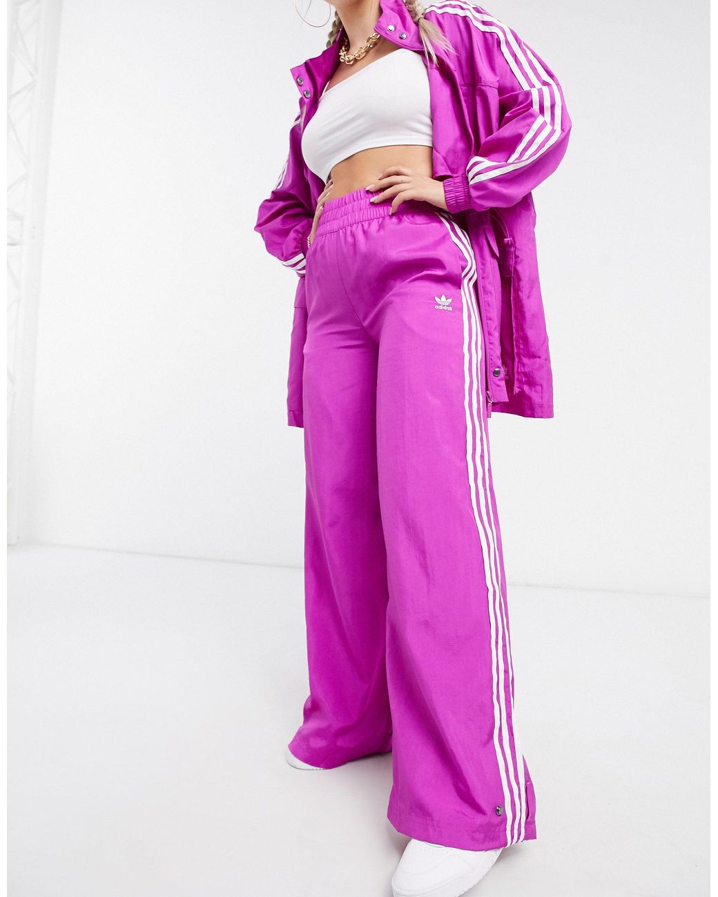 Wanneer echtgenoot James Dyson adidas Originals Bellista Three Stripe wide-legged Pants in Pink | Lyst