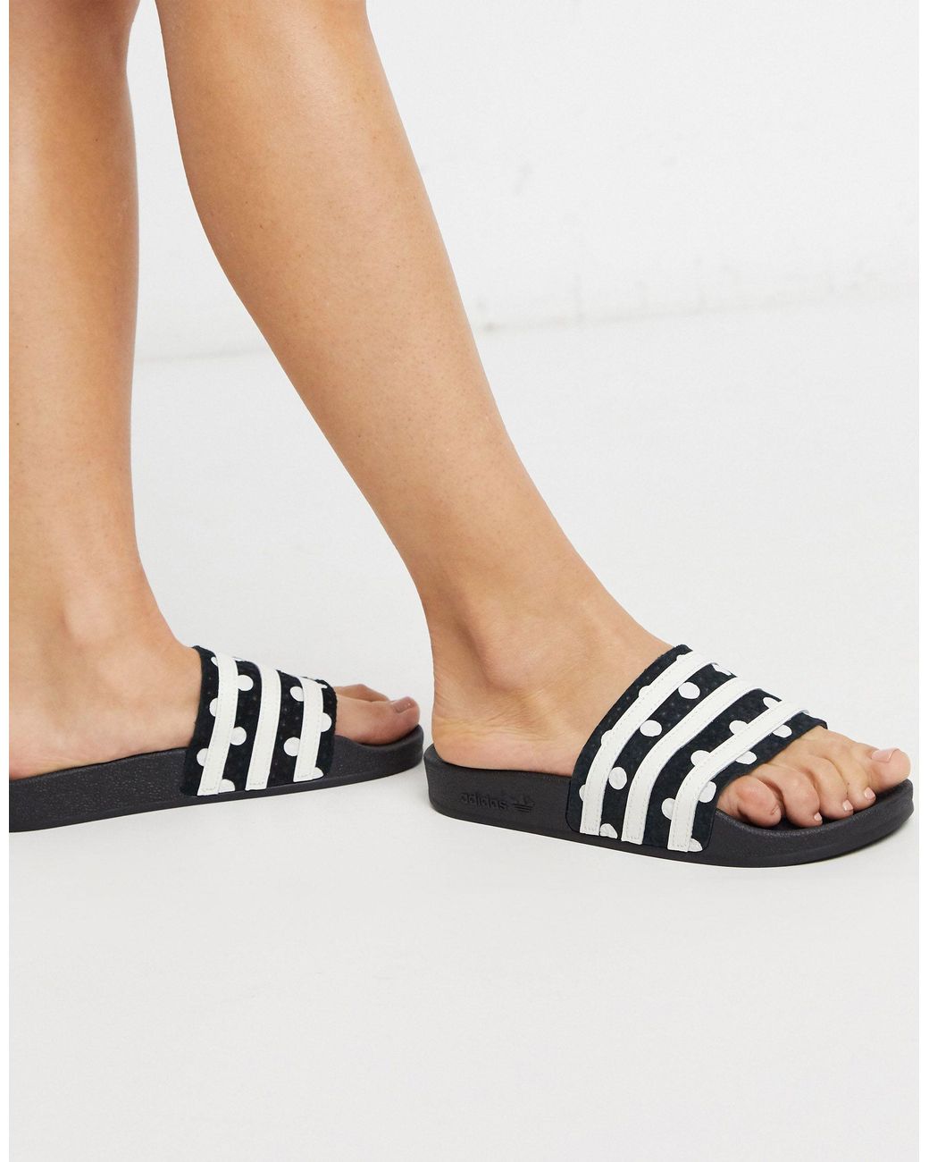 Sandalias negras con lunares adilette adidas Originals de color Negro | Lyst