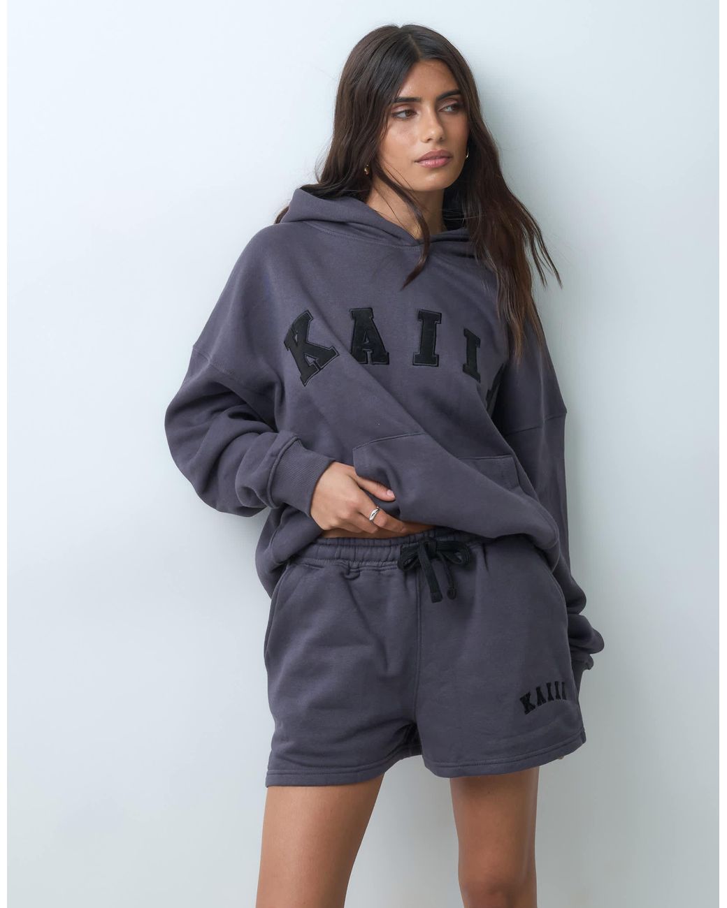 Short d'ensemble molletonné en coton mélangé avec logo brodé - foncé Kaiia en coloris Blue