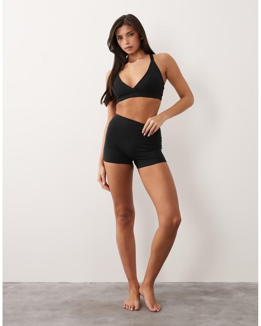 4505 Black V-neck Medium Support Sports Bra With Adjustable Straps