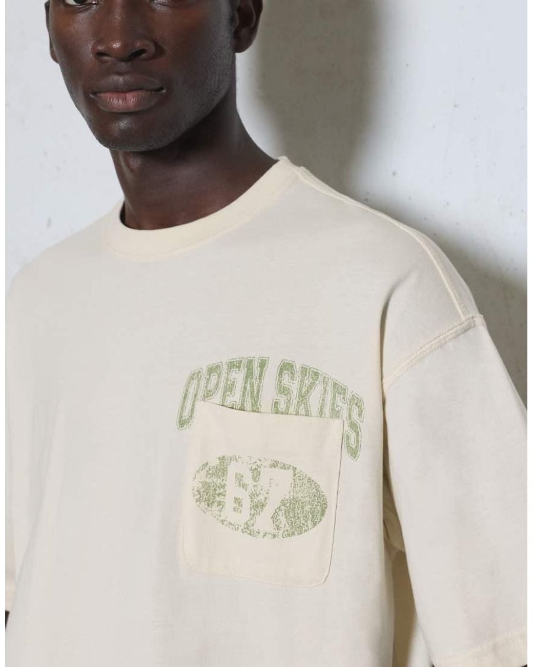 Pull&Bear White Relaxed Fit Graphic Pocket T-shirt for men