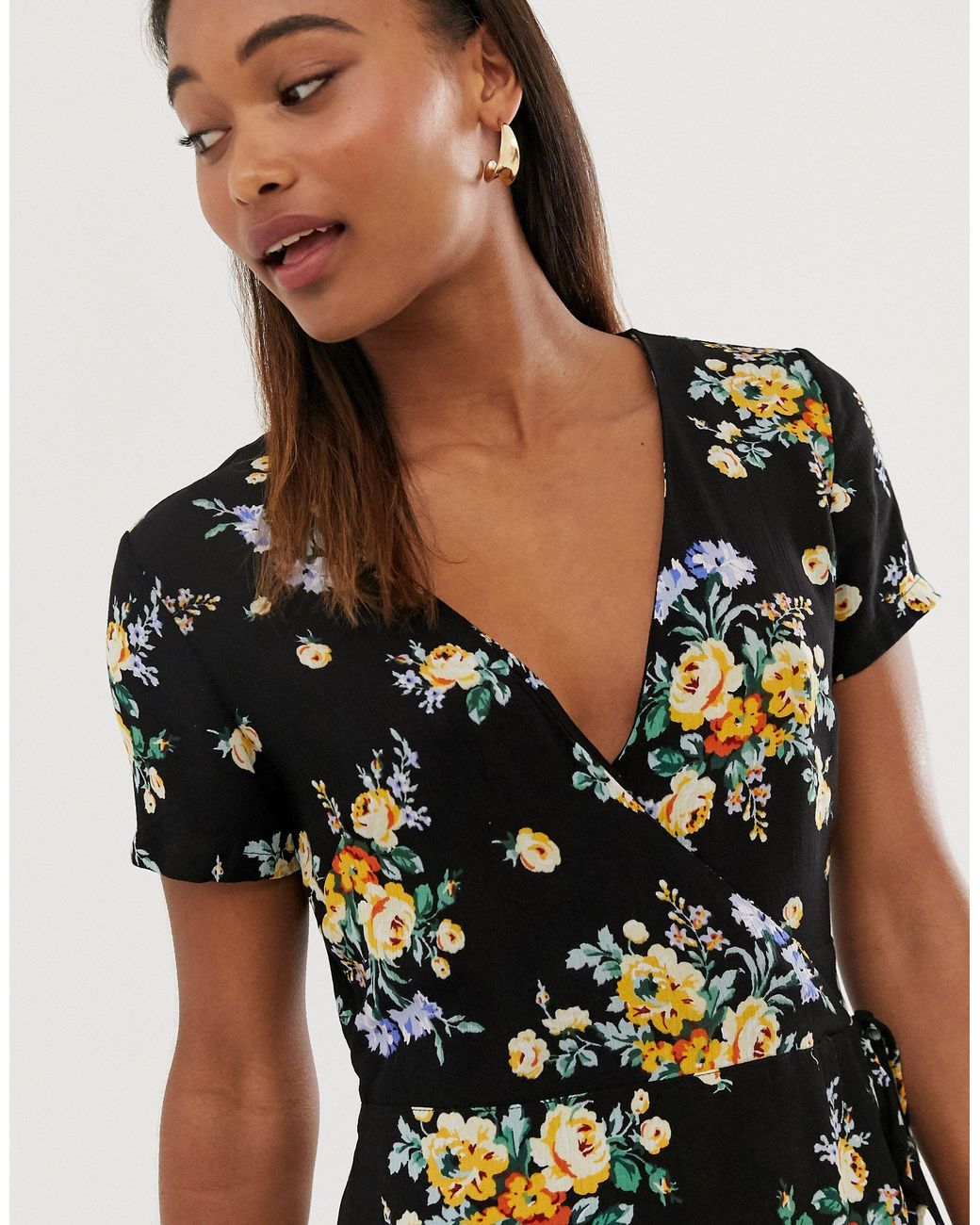 Vestido cruzado con estampado floral en azul y amarillo Stradivarius de  Denim de color Negro | Lyst