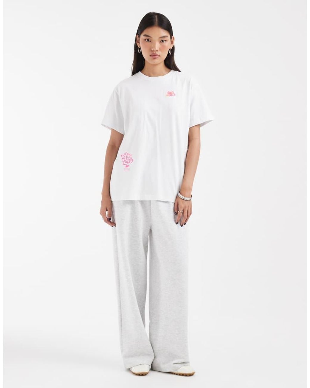 Nike White Classic Boyfriend Fit T-shirt With Graphic Back Print